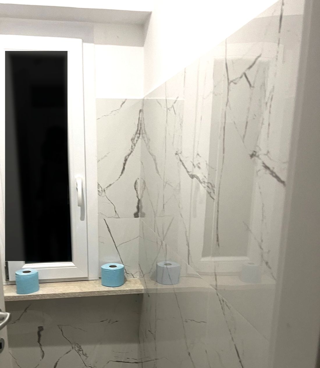 Bagno con rivestimento in gres effetto marmo appena posato — cantiere in zona Tuscolana
