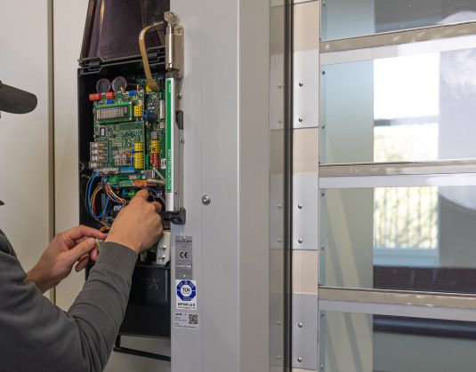 Mantenimiento preventivo de una puerta rápida industrial EFAFLEX