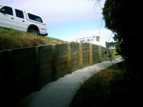 Stepped retaining wall with drainage