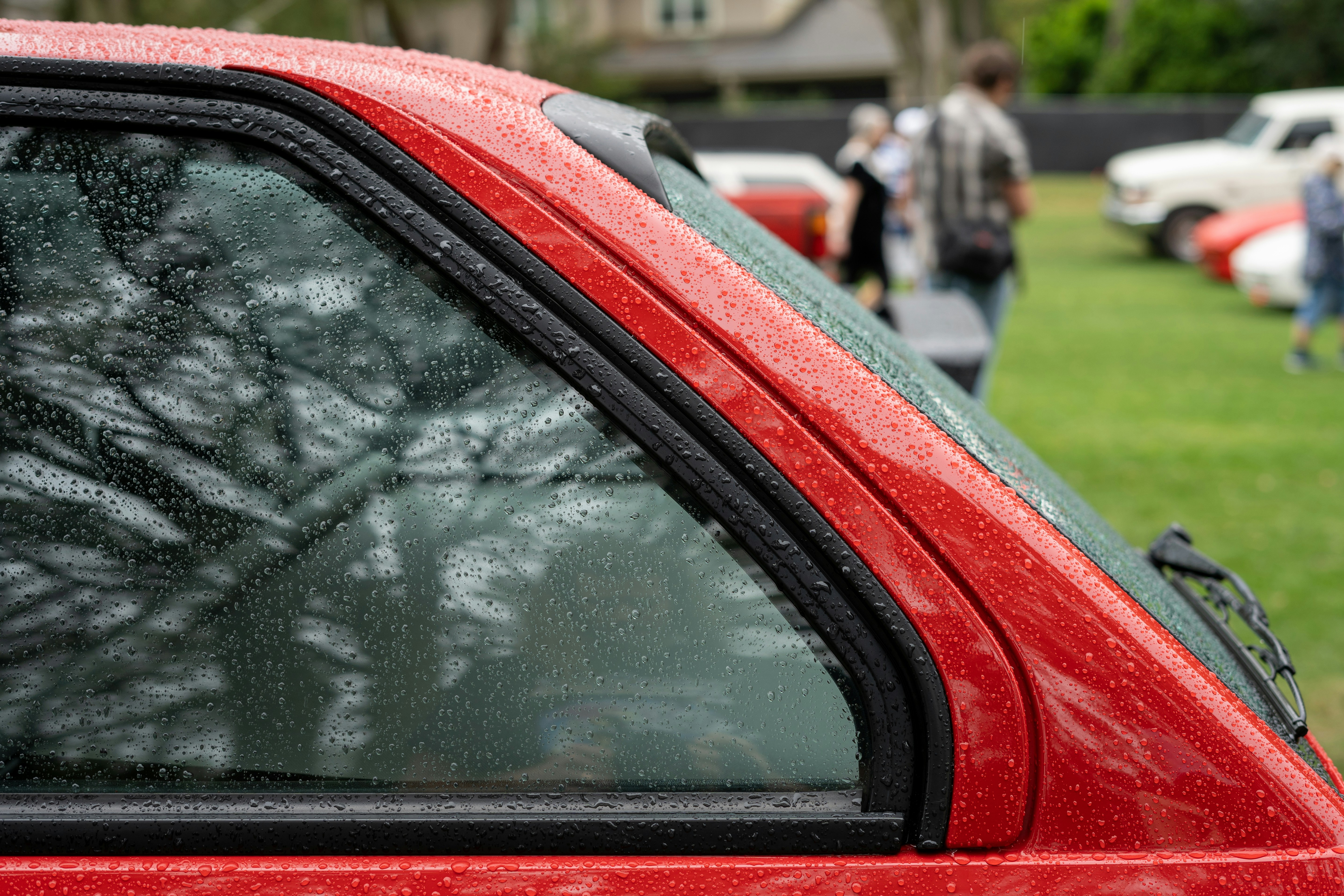 Fixed automotive side glass on vehicle body