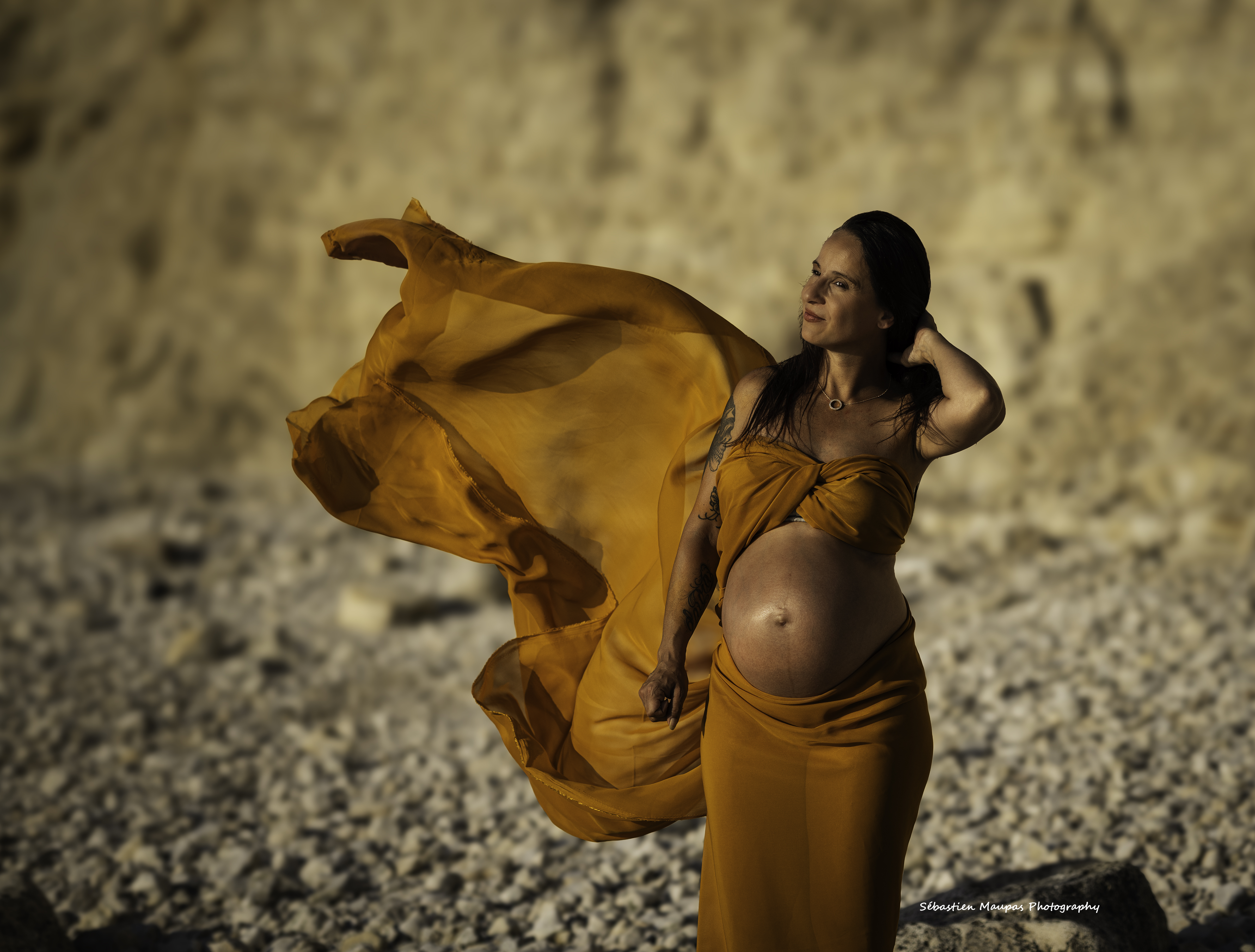 seance photo de grossesse au coucher de soleil, sur une plage à la rochelle