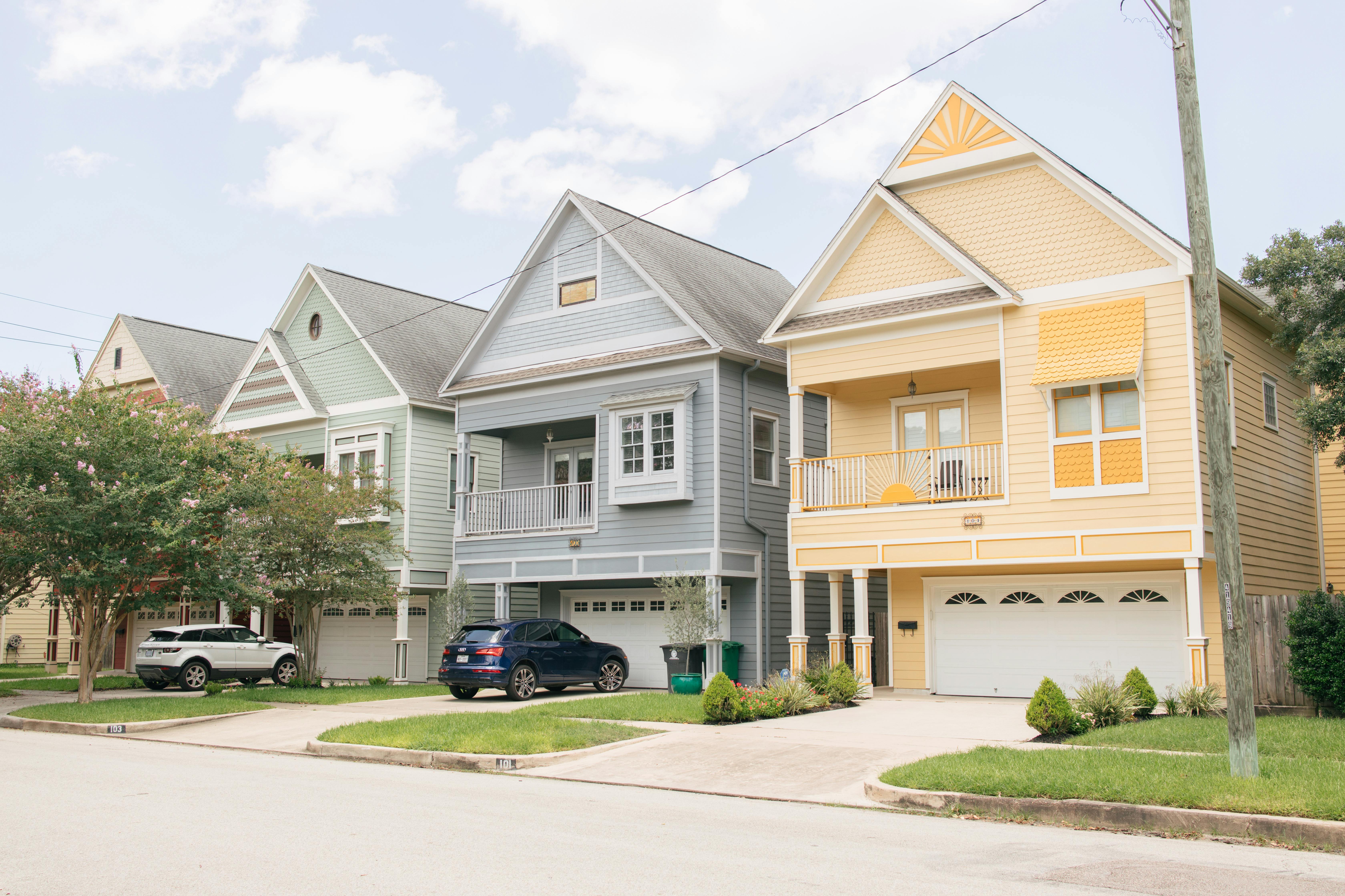 Nini Buys Houses