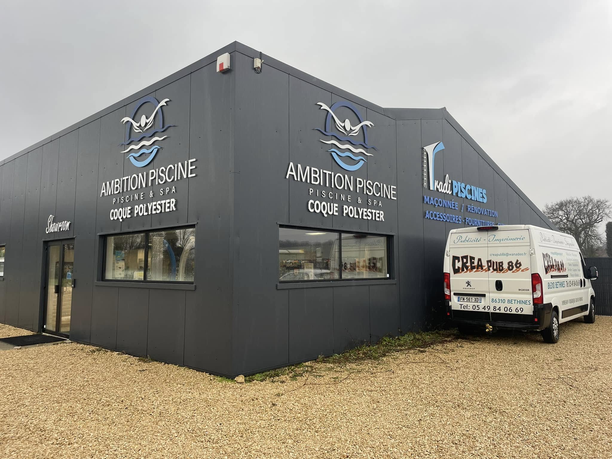 Création d’une devanture d’agence avec enseigne et vitrophanie sur mesure – CreaPub 86