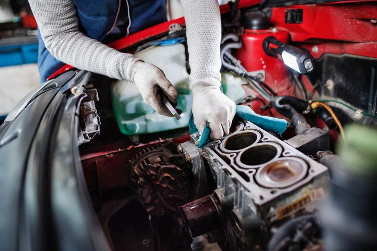Mechaniker bei Autoreparatur Hannover · PKW und Transporter