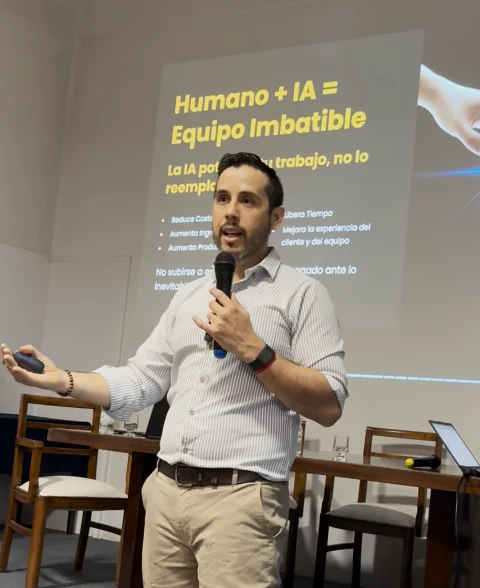 Damián Fiorito, Co-fundador de Pymbú, dando una charla como speaker