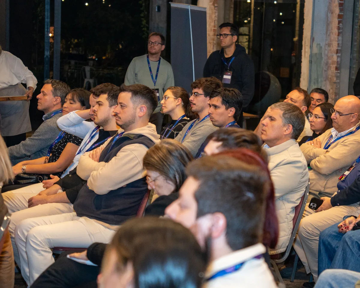 Sala llena de empresas y profesionales en el n8n Uruguay Meetup Sala llena de empresas y profesionales en el n8n Uruguay Meetup