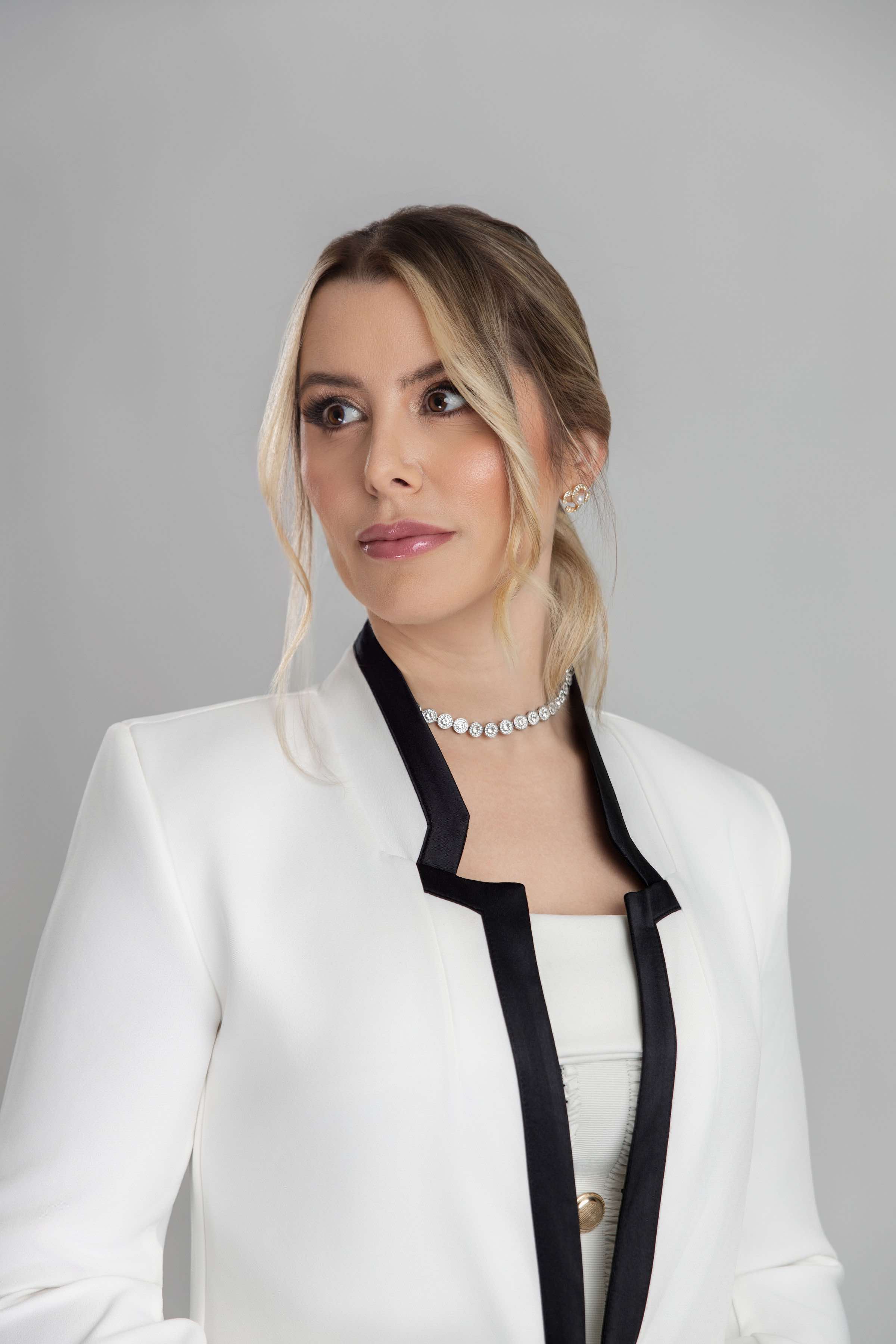 Dra. Giovana Oliveira