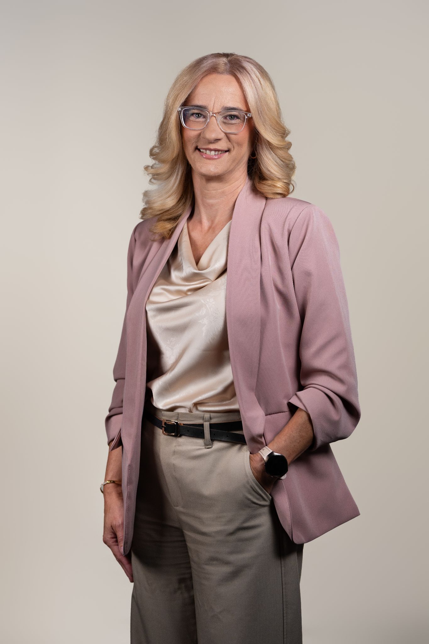Mojca Sešlar v rožnatem suknjiču z roko v žepu