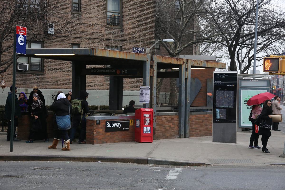 Queensbridge subway entrance