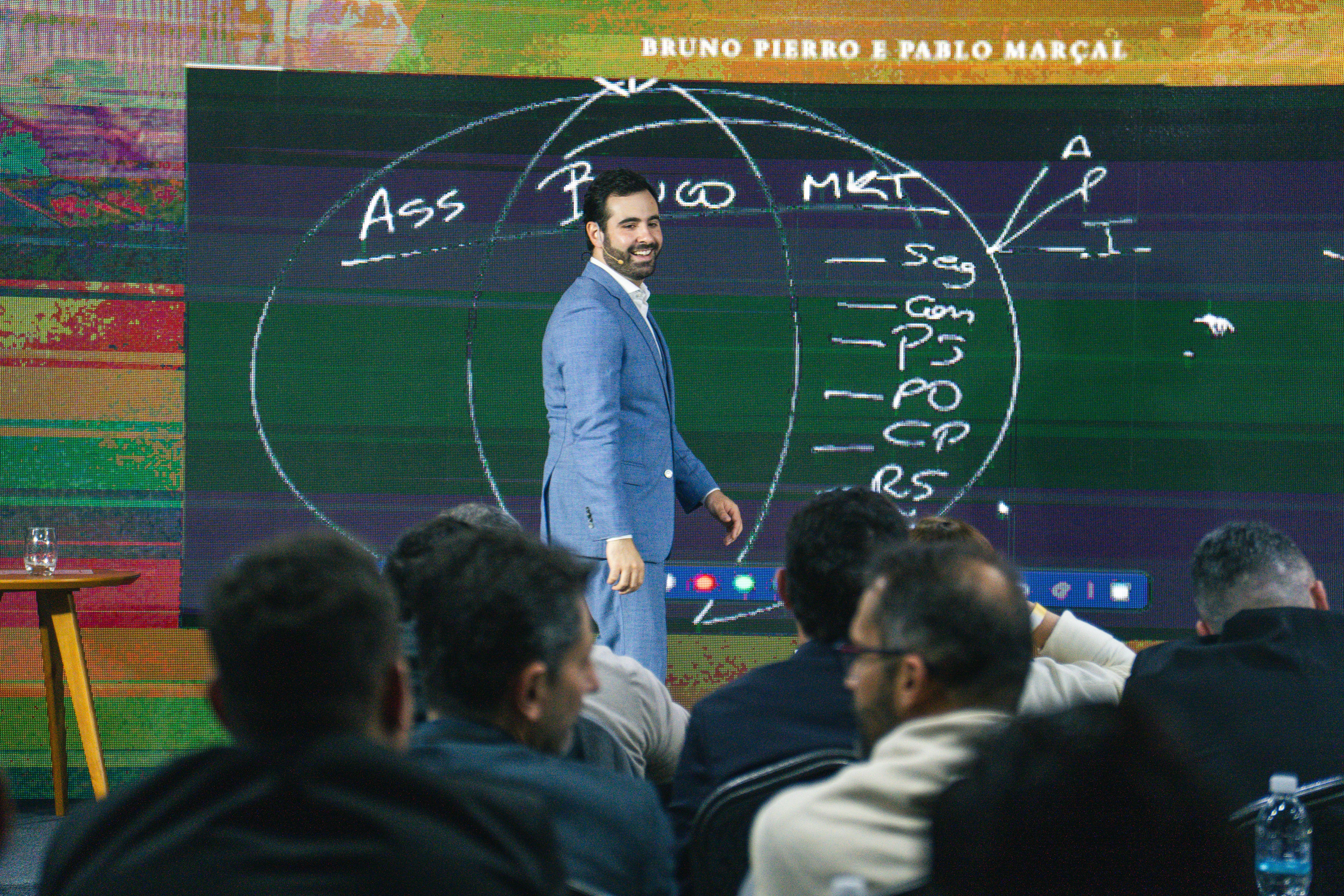 Bruno explicando na lousa
