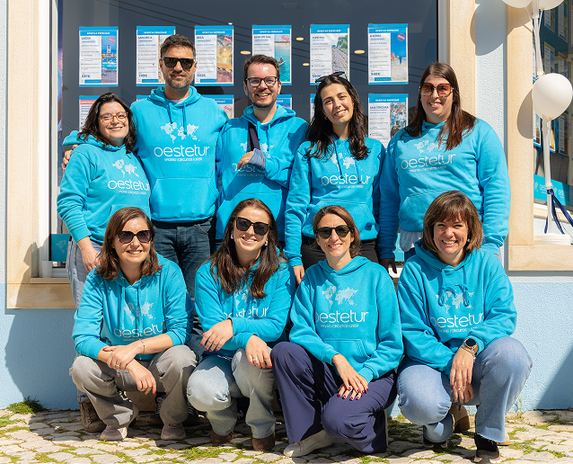 A equipa da Oestetur à porta da loja