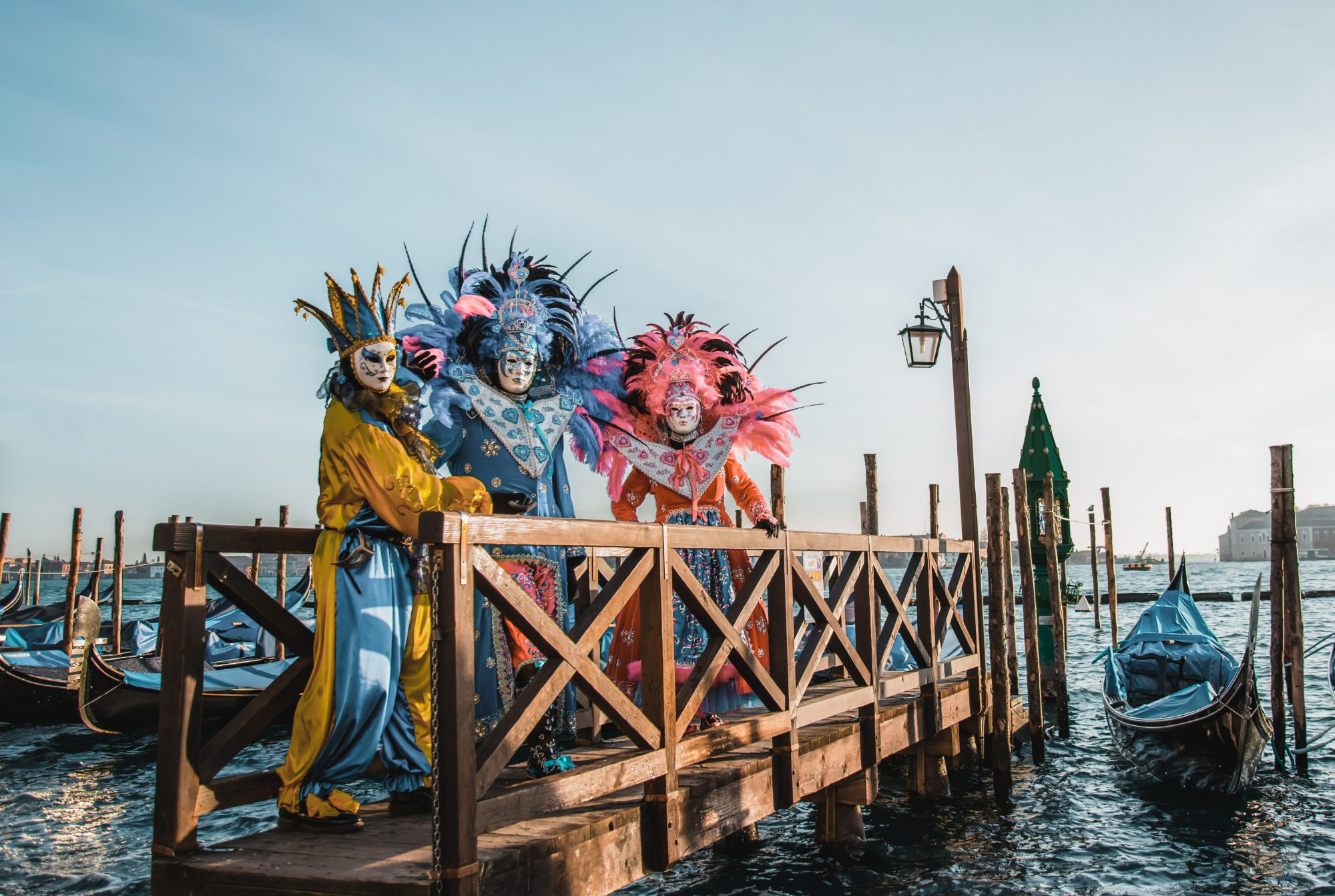 Molhe e gôndolas em Veneza