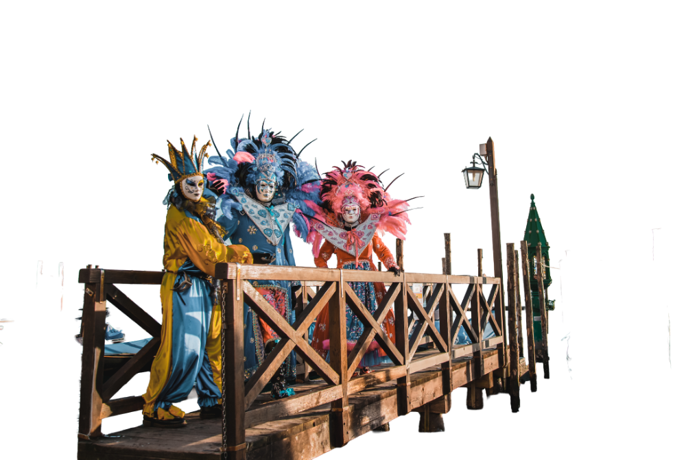 Grupo mascarado numa ponte de Veneza