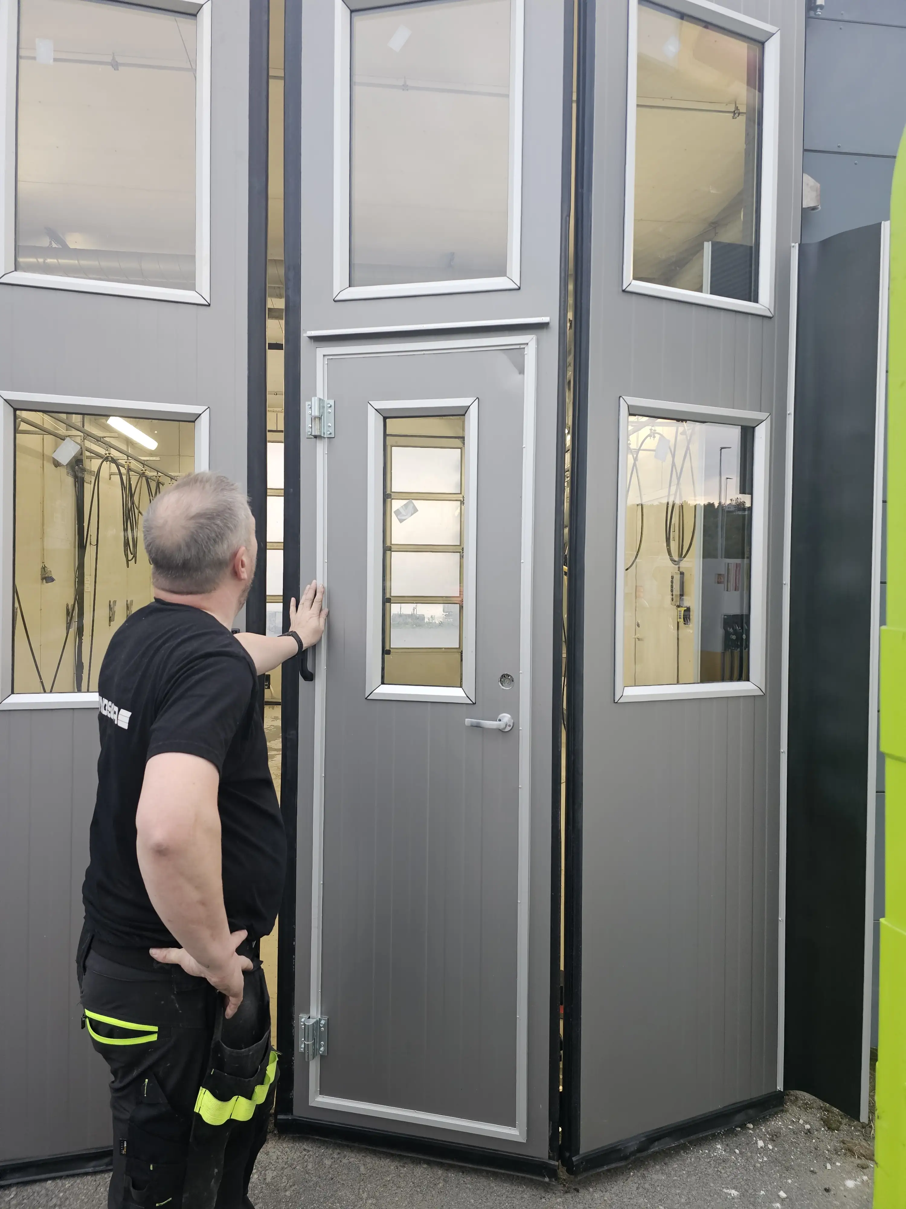 Portmontør fra Portsikring AS i arbeid