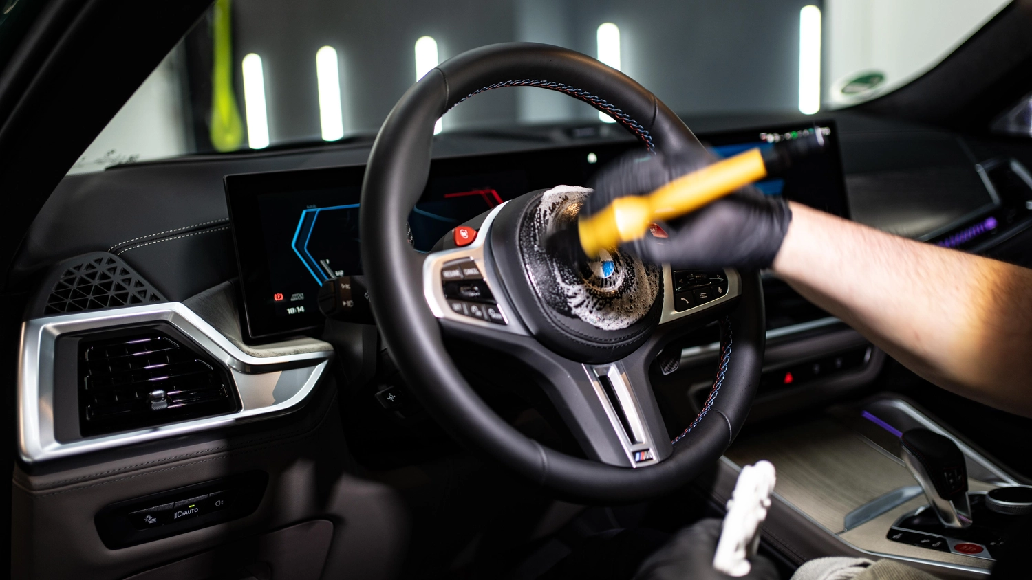 Pinsel mit Schaum am BMW-M-Lenkrad