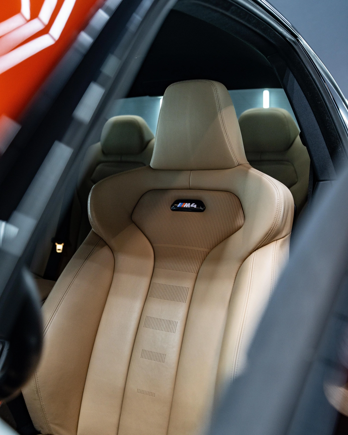 Beiger Leder-Sportsitz im BMW M4