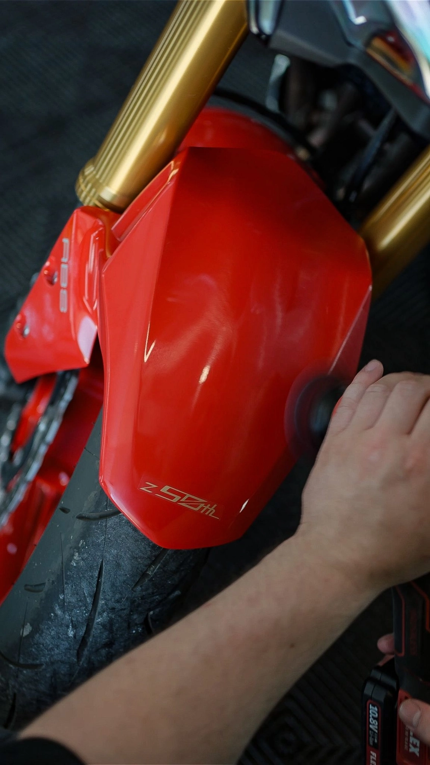 Roter Motorrad-Kotflügel, er poliert von Hand