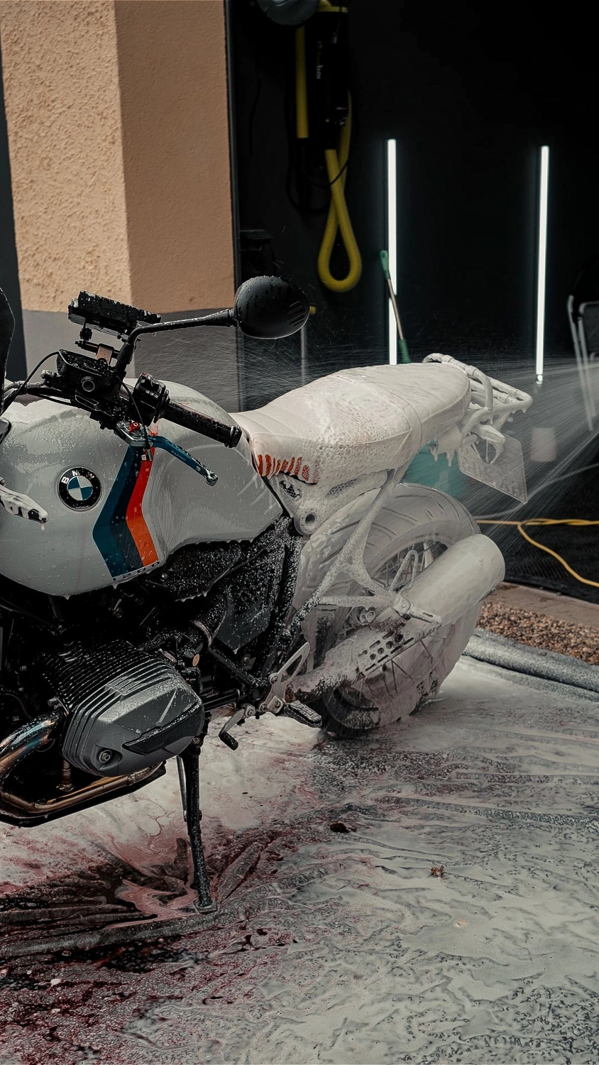 BMW-Motorrad unter Schaum bei der Vorwäsche