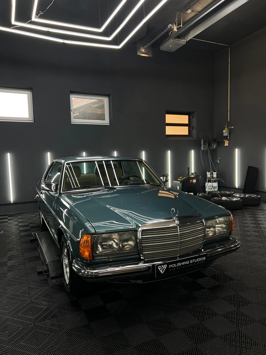 Grünes Mercedes-Coupé (W123) fertig im Studio