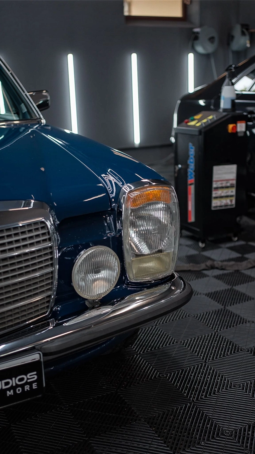 Front eines blauen Mercedes-Klassikers (Strich-Acht) mit Rundscheinwerfern und Chromgrill
