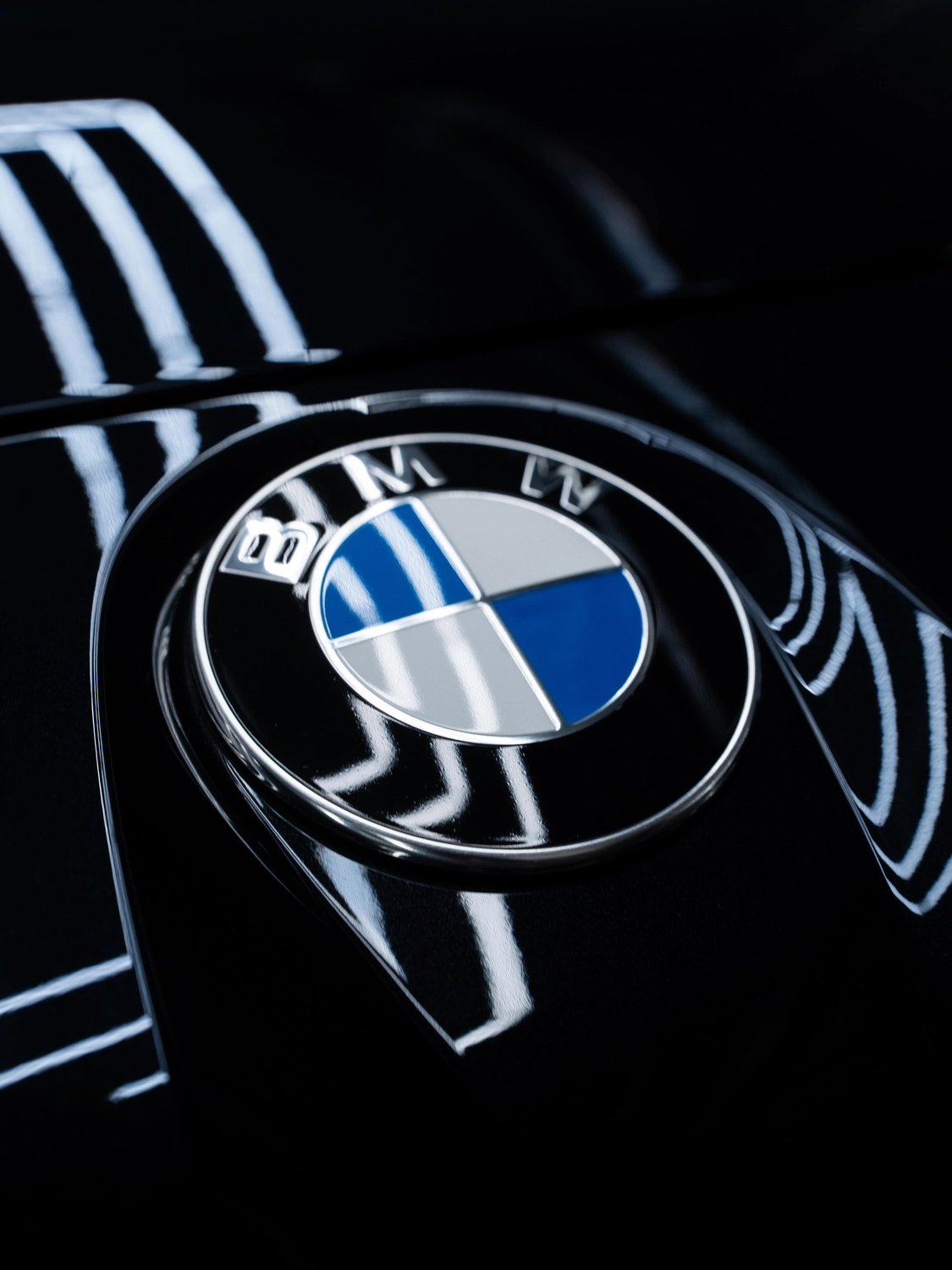 BMW-Emblem, Lichtleisten spiegeln sich im Lack