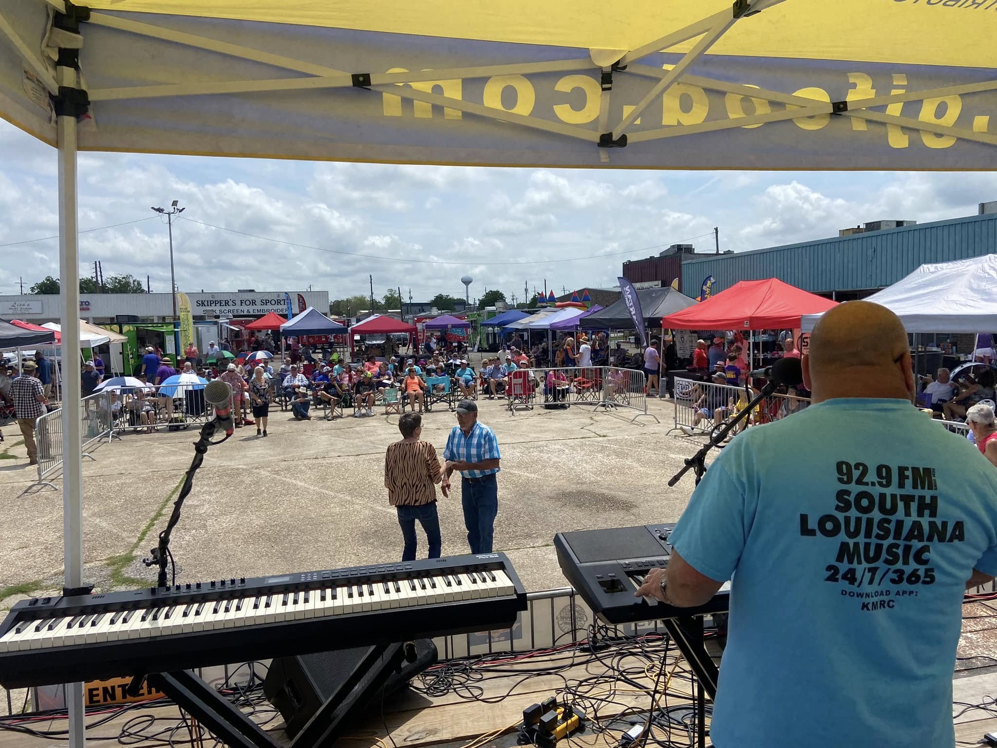 Keyboard player with the crowd behind