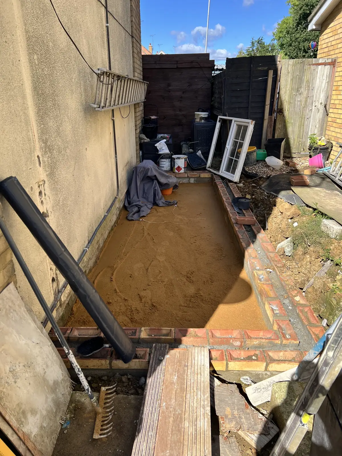 Dug-out ground for a side extension