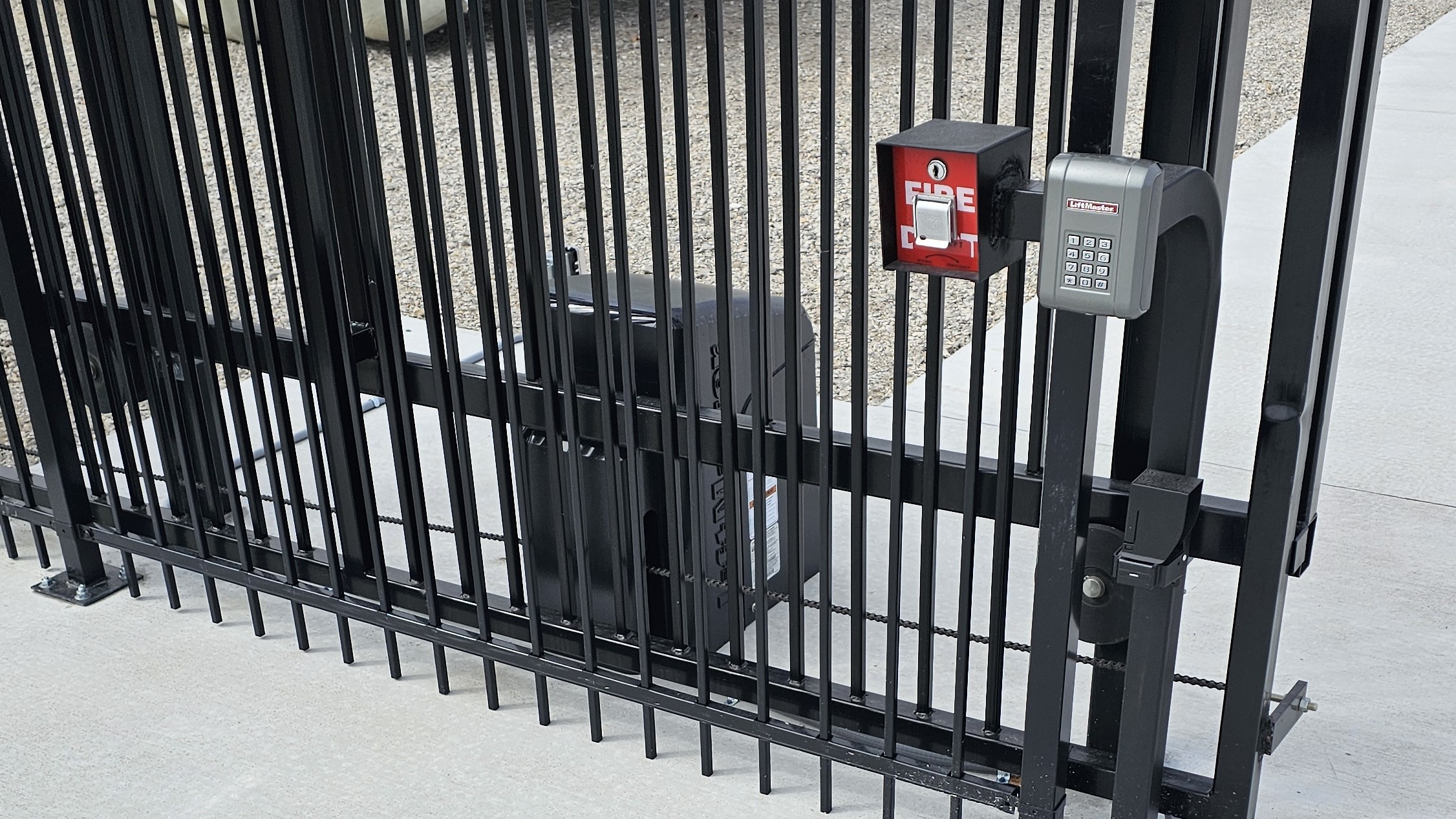 Sliding gate operator