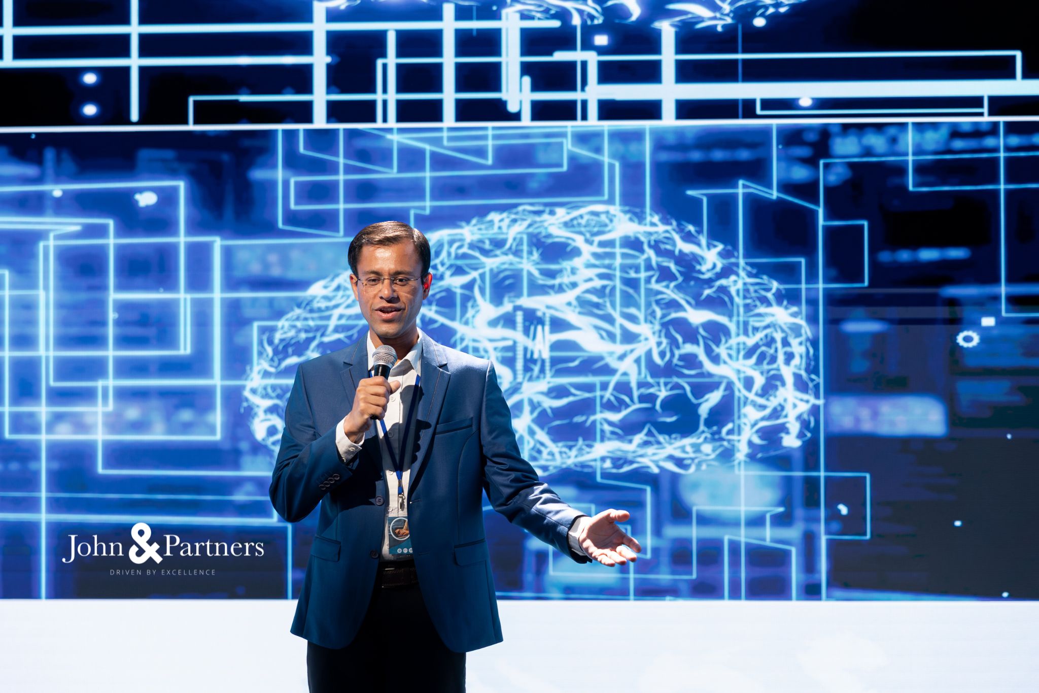 So sánh cách nhìn cũ về CAIO kỹ thuật và cách nhìn mới về CAIO chiến lược