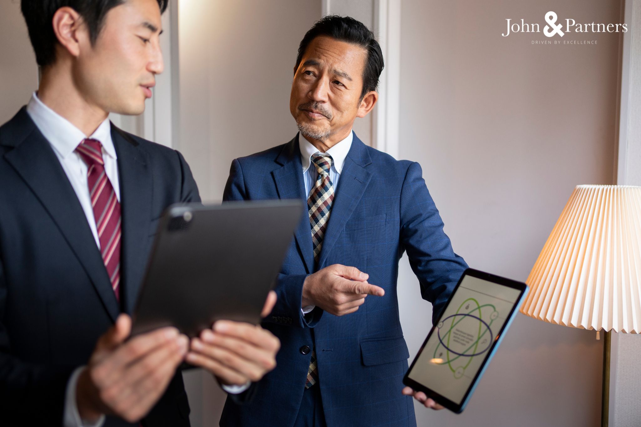 So sánh thuê giải pháp AI bên ngoài với xây năng lực AI từ bên trong So sánh thuê giải pháp AI bên ngoài với xây năng lực AI từ bên trong