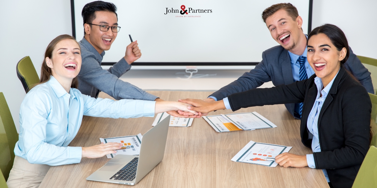 Đội ngũ doanh nghiệp B2B phân tích cơ hội AI hóa trong marketing, sales và vận hành