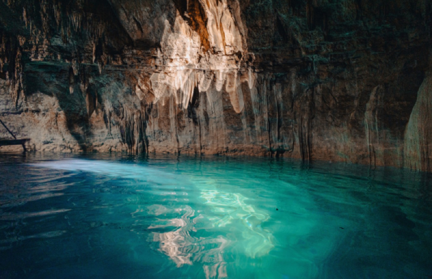 Cenote de aguas turquesa cerca de Tulum