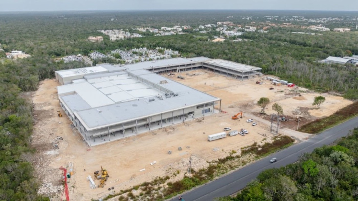 Nuevo centro comercial de Tulum en construcción