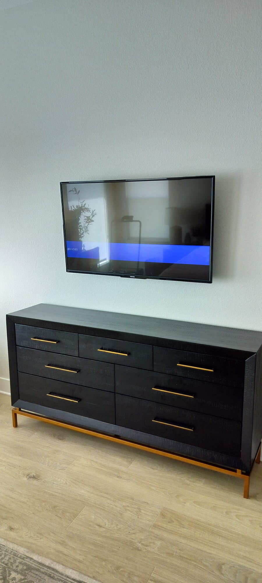 Large-screen TV mounting