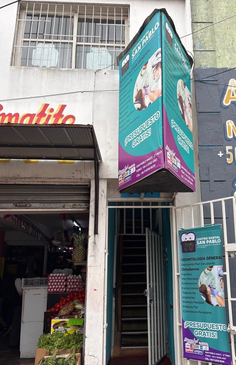 Fachada y acceso exterior de la clínica en Lo Prado