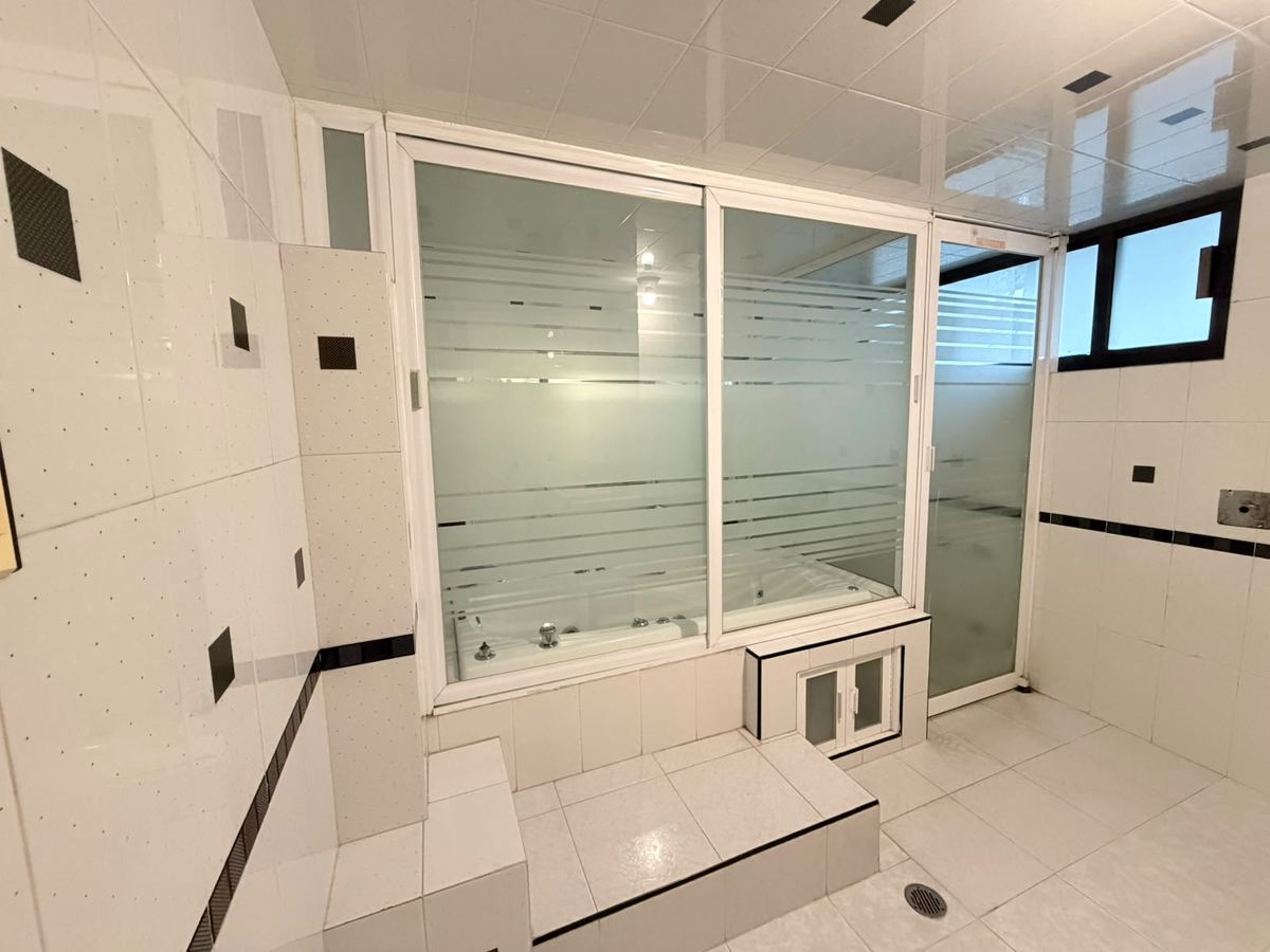 Baño amplio con tina de hidromasaje