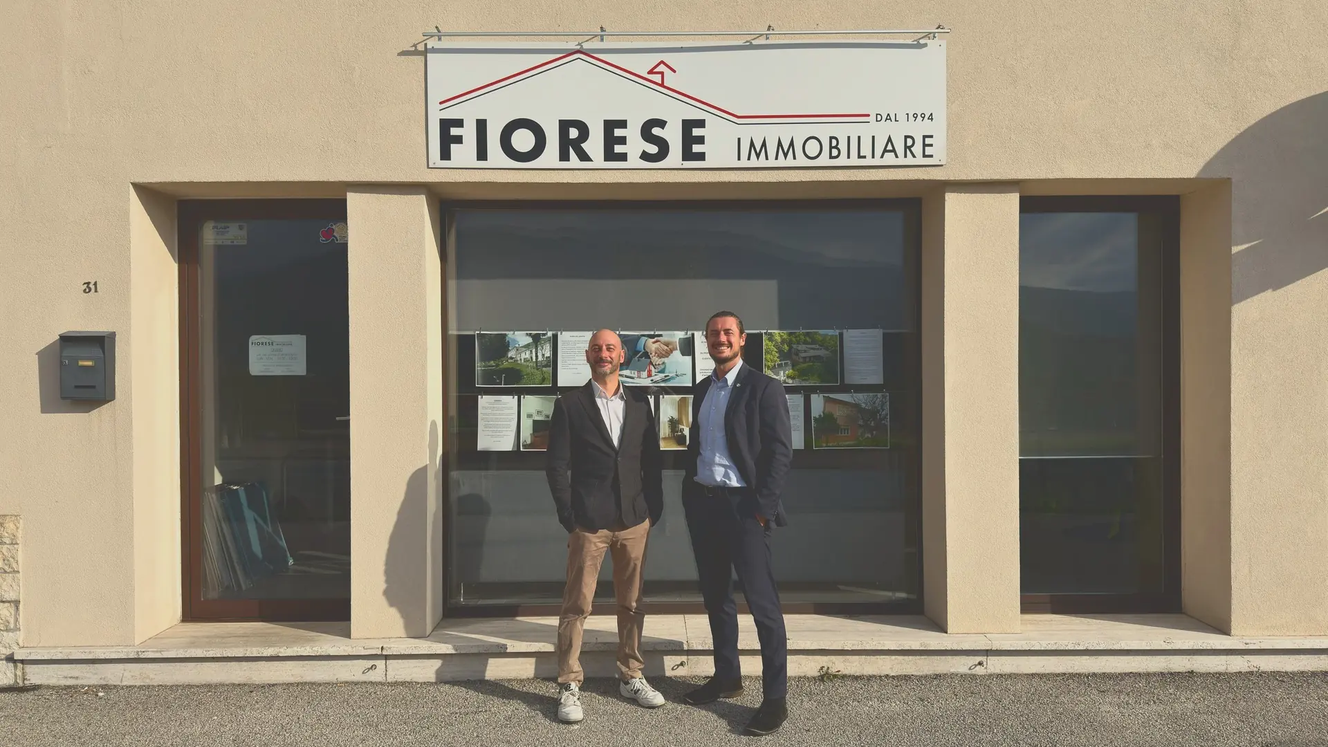 I titolari davanti all'agenzia Fiorese Immobiliare in via San Vito 31 a Bassano del Grappa