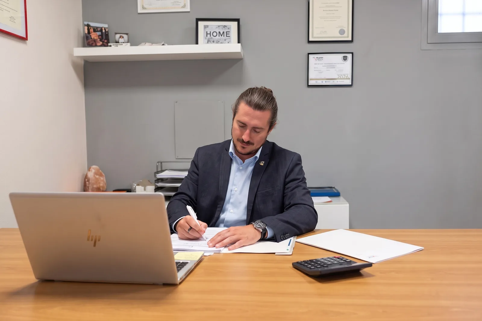 Nicola Fiorese al lavoro su una pratica