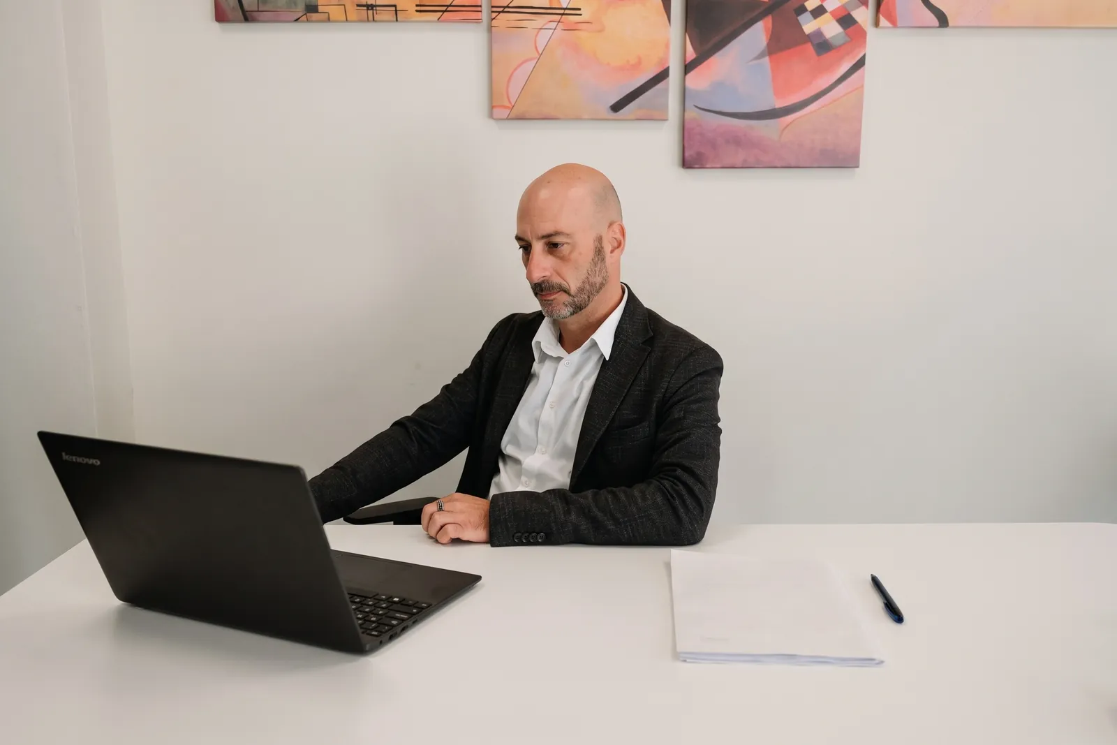 Cristian Fiorese al lavoro alla scrivania