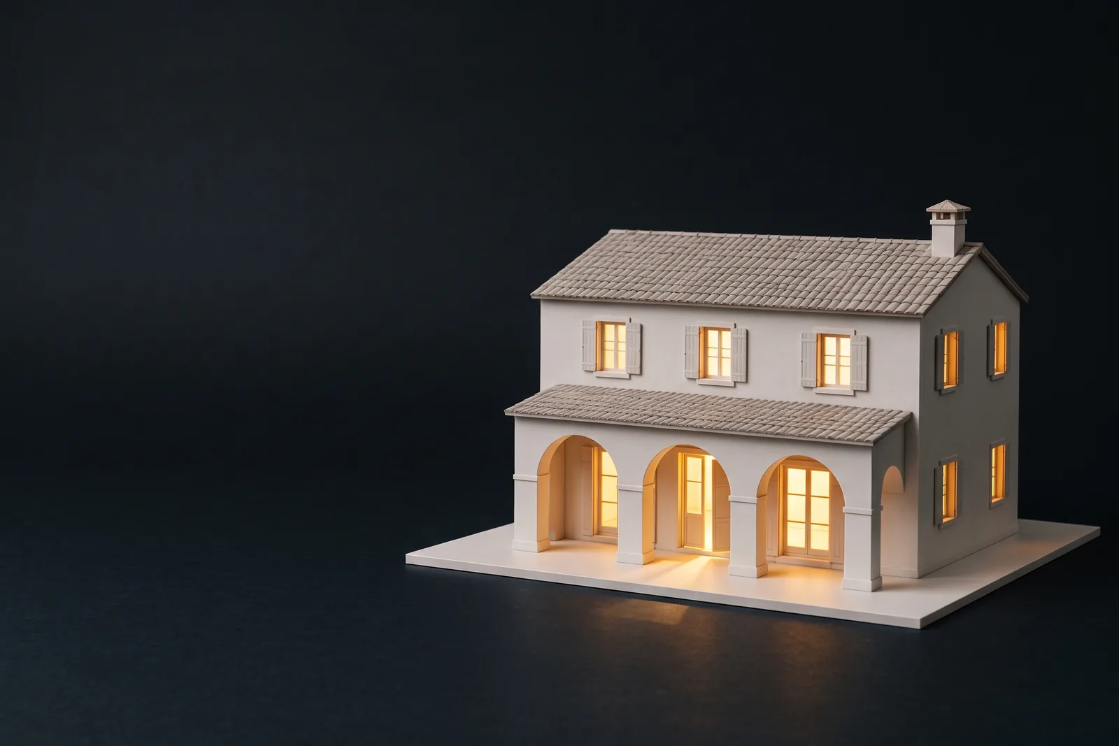 Plastico di una casa illuminata di sera, aperta alle visite