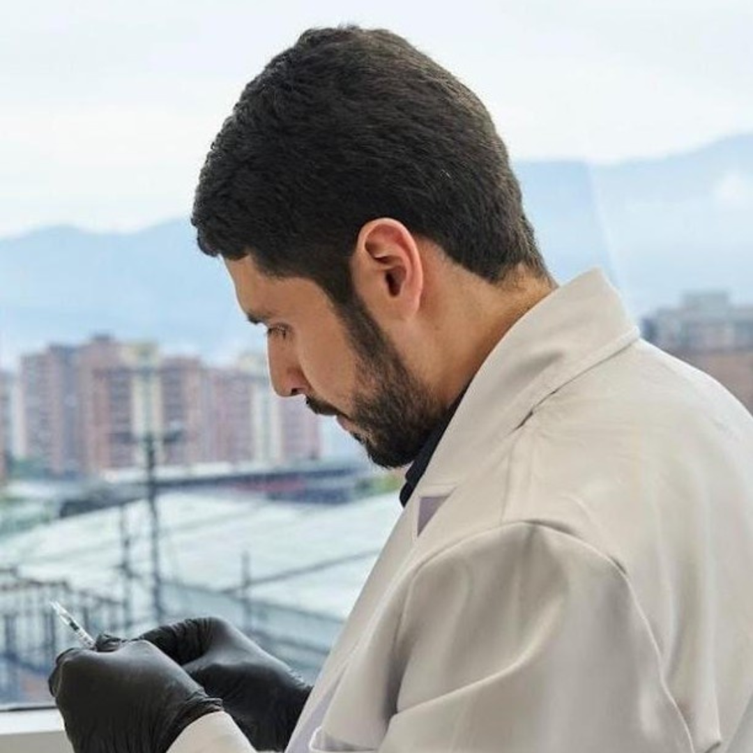 Dr. Sneider Torres preparando un tratamiento dermatológico