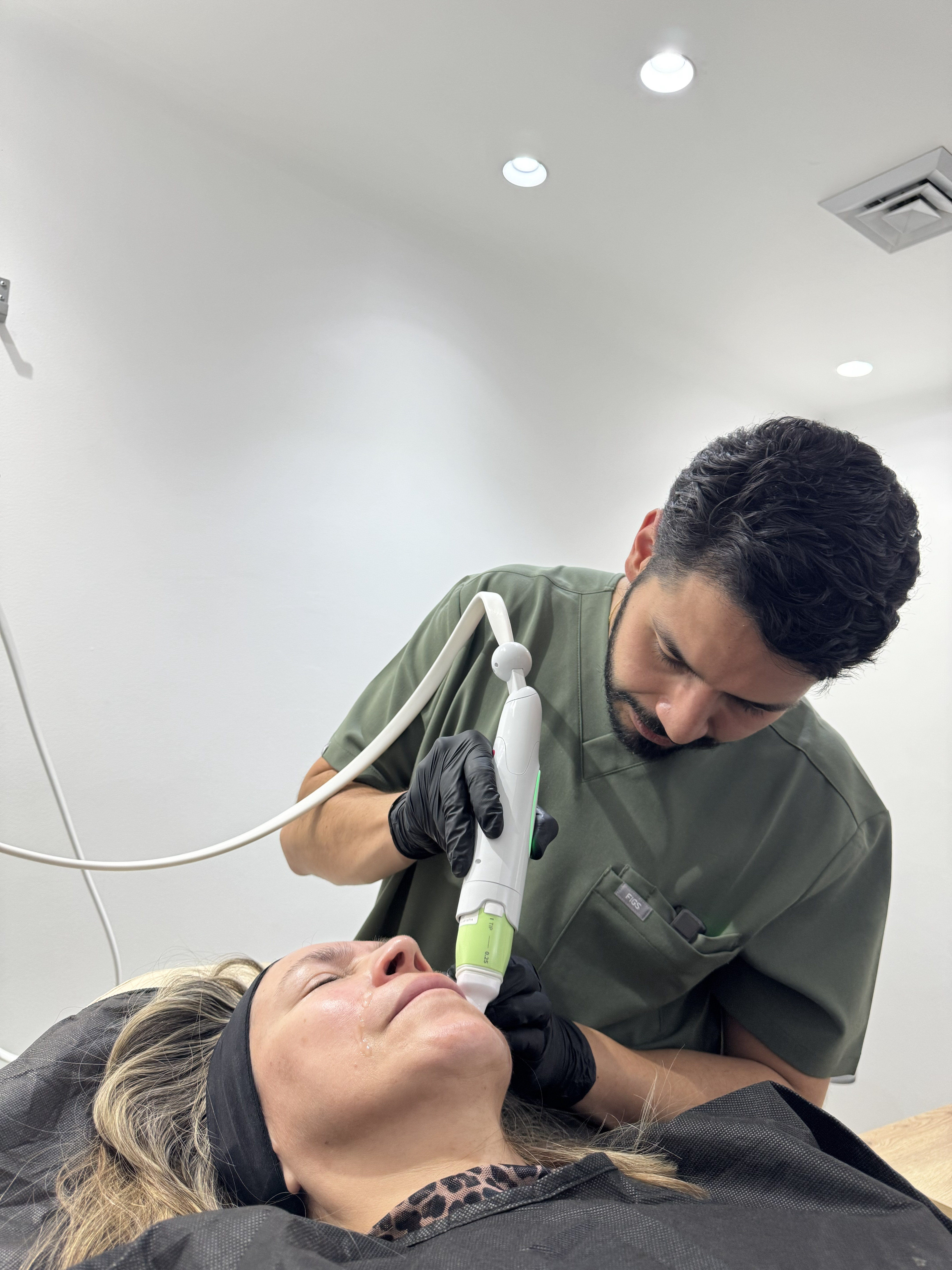 Tecnología dermatológica para mejorar firmeza de piel