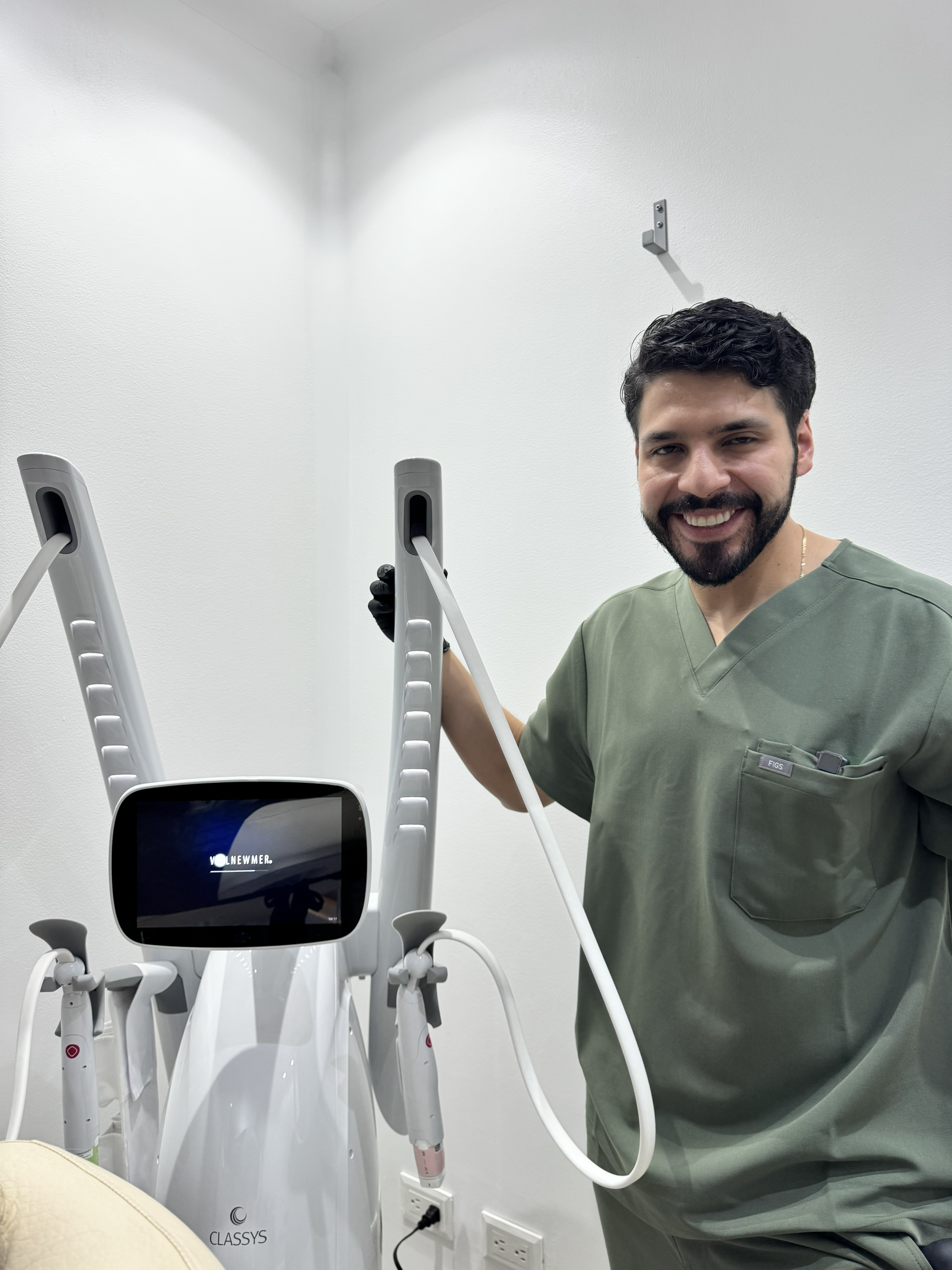 Dr. Sneider con tecnología dermatológica