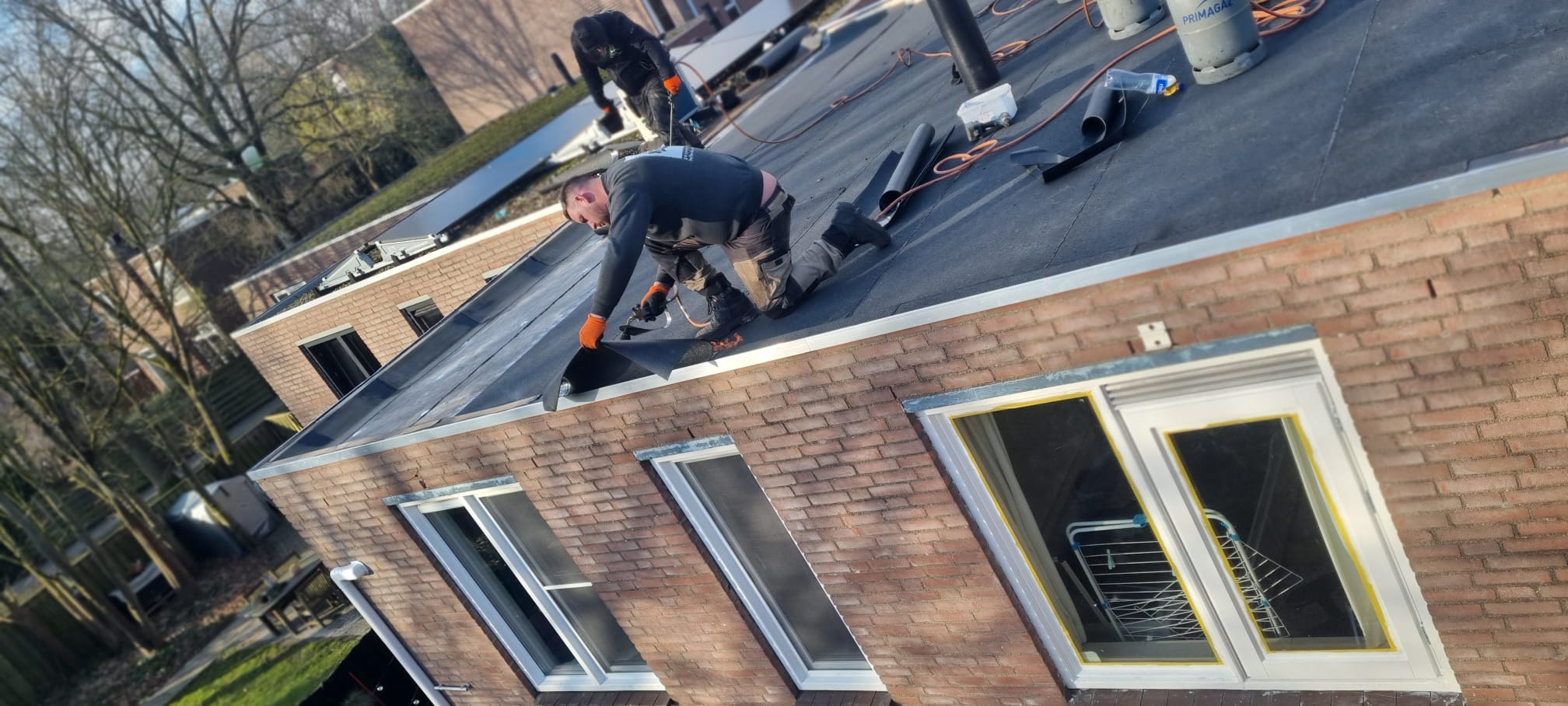 Vakkundige inspectie en herstel van schoorsteen-loodwerk en dakbedekking