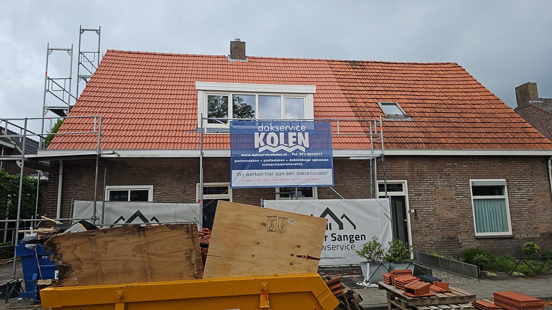 Herstel van stormschade aan een pannendak in Noord-Brabant