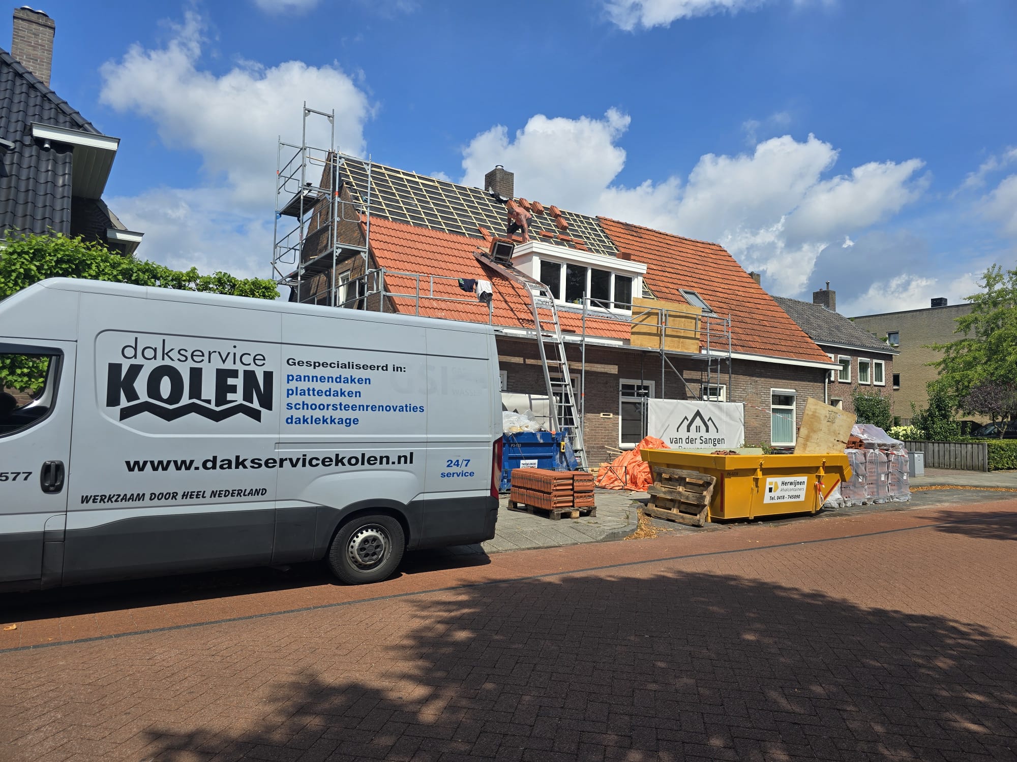 Plaatsen van nieuwe bitumen dakbedekking op een plat dak van een uitbouw