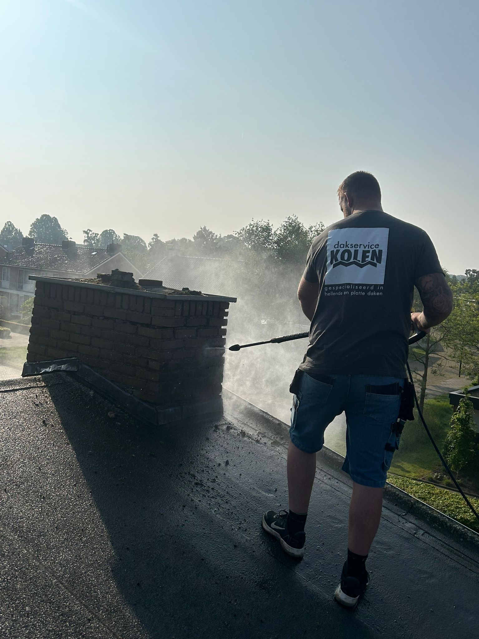 Bedrijfswagen van Dakservice Kolen op locatie bij een tevreden klant