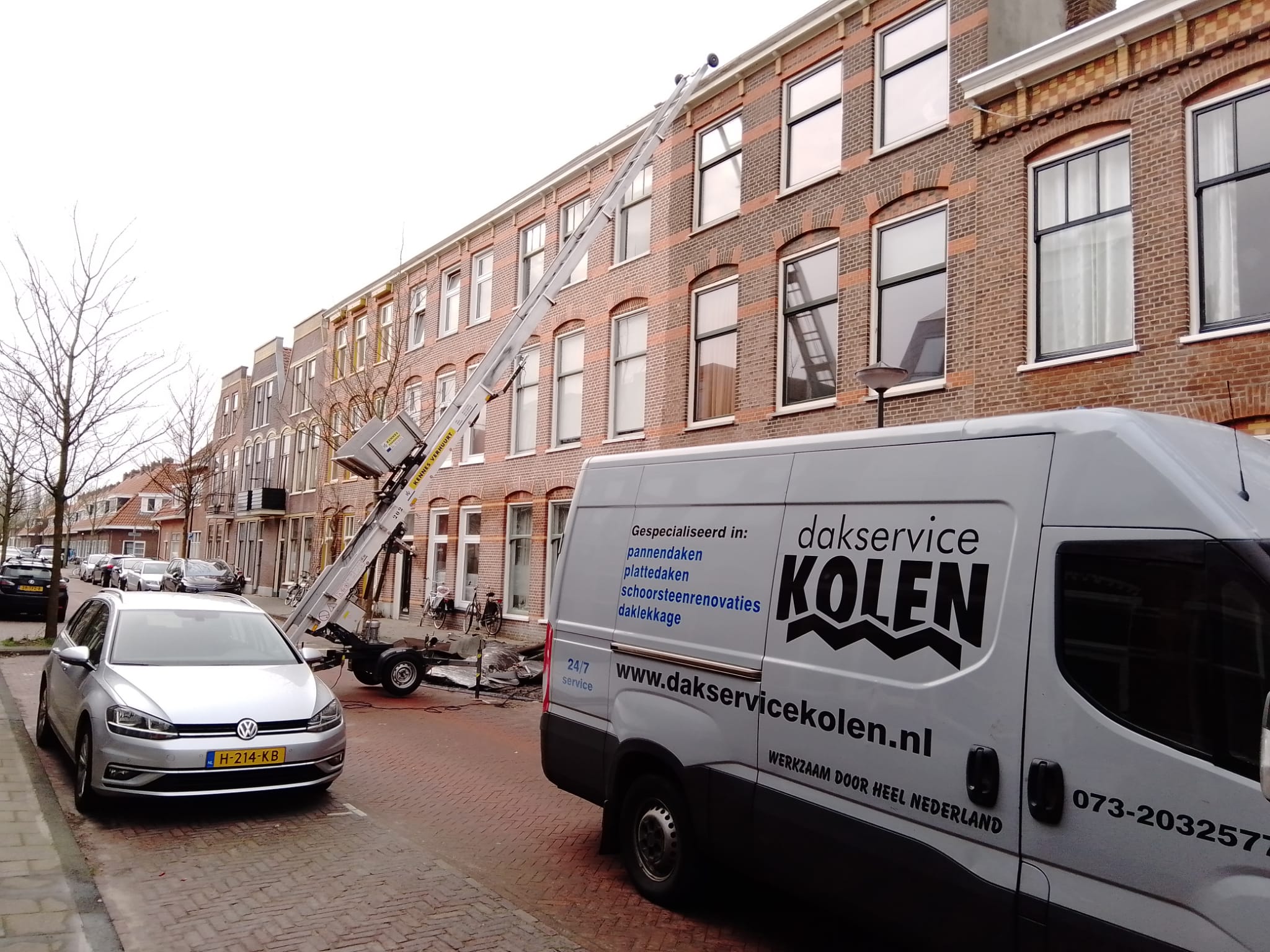 Het team van Dakservice Kolen aan het werk op hoogte