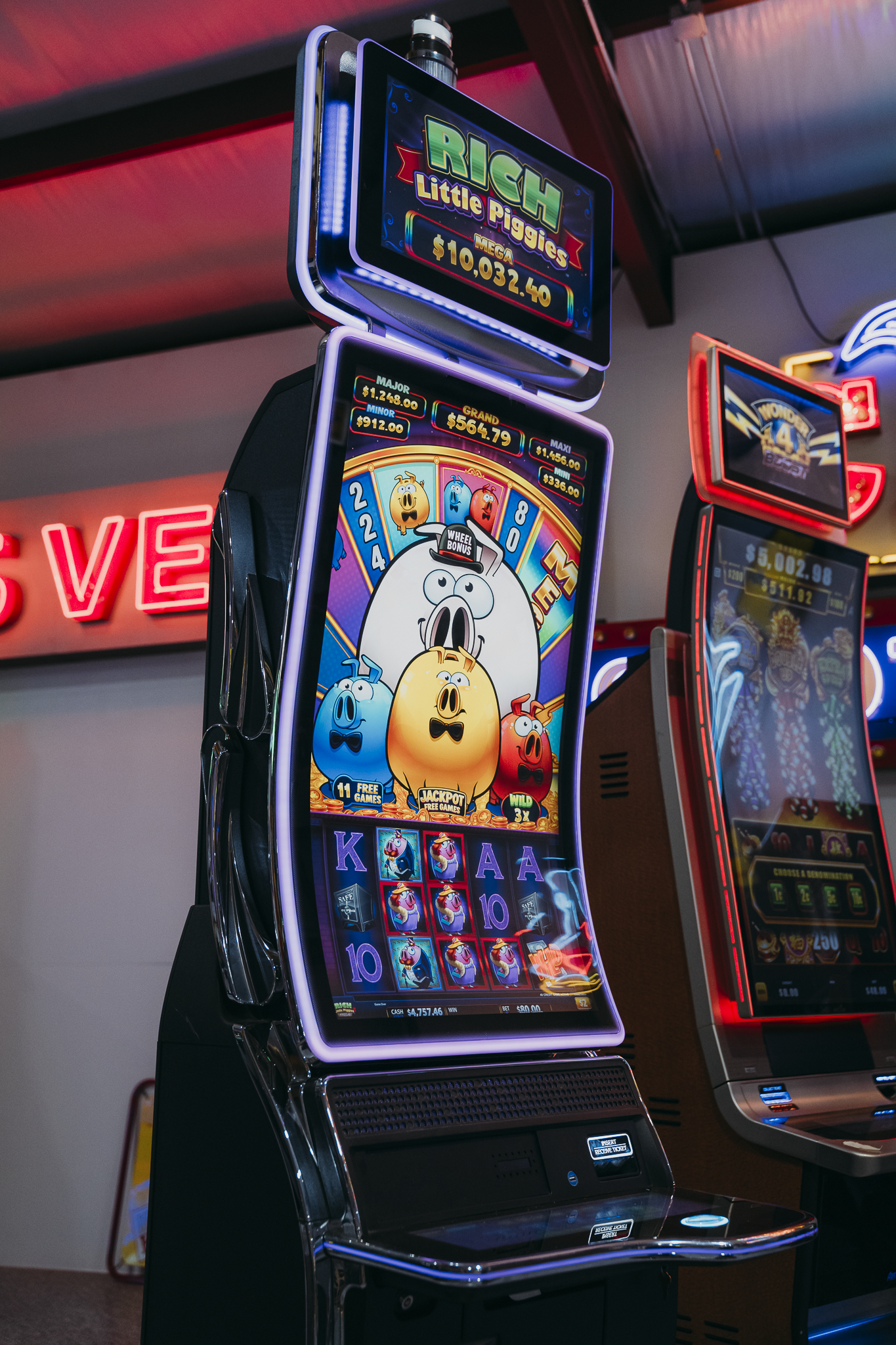 Double E Lifestyle entertainment: "Little Rich Piggies" slot machine at Double E Ranch & Venue