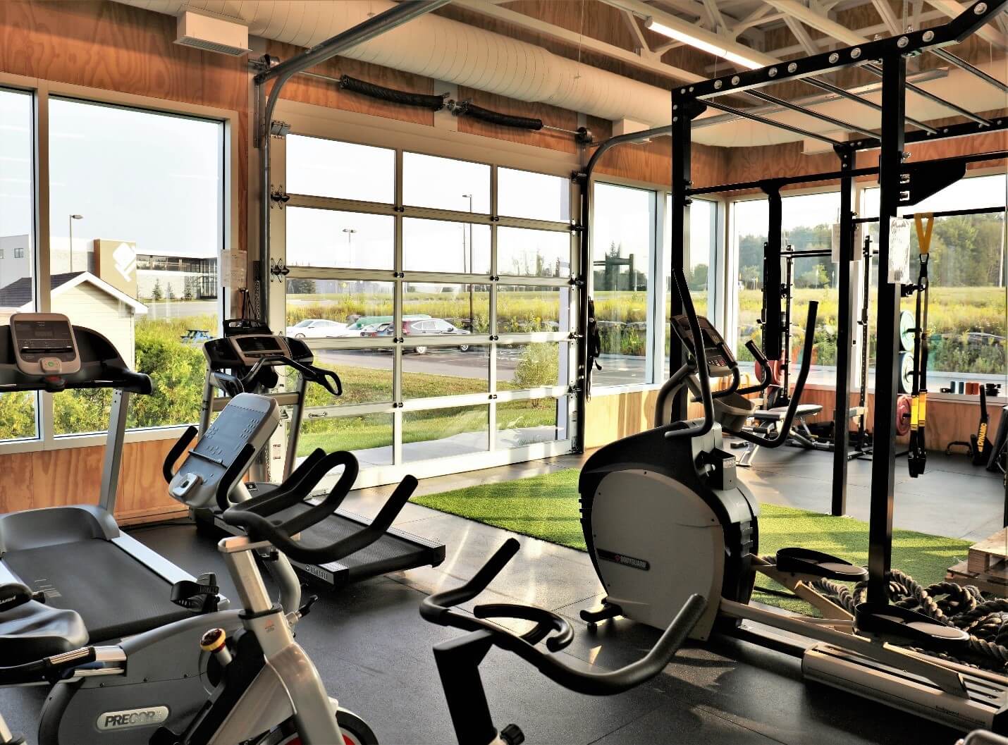 Representa la ilusión inicial de abrir un gimnasio: un espacio atractivo, lleno de energía, que parece sencillo de lograr.